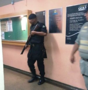 Professor preso e algemado por tropas policiais dentro da Universidade Estadual de Goiás!