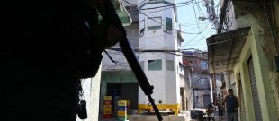 Favela Nova Brasília “ganha” torre blindada e conflitos já mataram 5 pessoas em seis dias