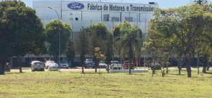Ford demite trabalhadores terceirizados da alimentação em Taubaté/SP