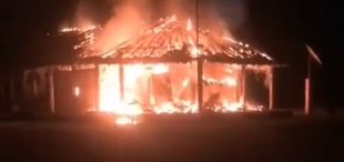 Escola e casa de medicina dos Xakriabá em MG foram criminosamente incendiadas nessa madrugada