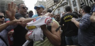 Polícia reprime manifestantes na Alerj "de dentro" e "de fora" do ato