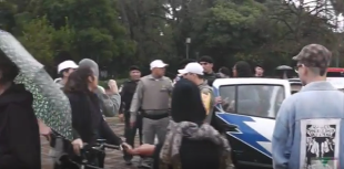 Ativista levada ao presídio por pichar é liberada em Porto Alegre