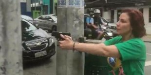 Carla Zambelli saca arma e persegue manifestante pró-Lula e negro na rua em SP