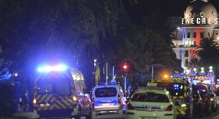 Solidariedade as vítimas do massacre de Nice, Hollande nos leva ao desastre