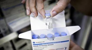 Quase 32 milhões de doses da vacina da Janssen estão encostadas num depósito em Guarulhos
