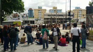 Polícia Militar reprime violentamente manifestação em defesa da educação e fecha entrada da UFMG