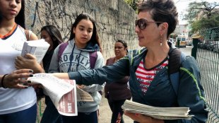 Panfletagem na escola Helena Guerra: tomar a greve geral em nossas mãos