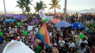 Marcha da Maconha reúne centenas no Rio pela legalização e contra a Intervenção Federal