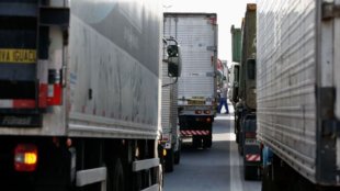 Caminhoneiros aceitam acordo de Temer que aumenta subsídios aos patrões
