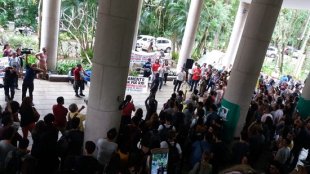 Funcionários da PUC-RIO fazem grande ato com estudantes contra ataques aos seus direitos