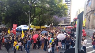 Professores deflagram greve no RS contra os ataques de Eduardo Leite