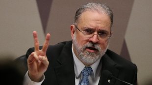 Procurador-geral da República demite procuradora crítica a Bolsonaro e assume seu cargo 