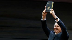 Buscando agradar sua base de extrema-direta, Bolsonaro cogita pastor evangélico para o MEC