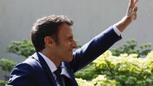 Macron é reeleito na França com 58% dos votos, diminuindo a brecha com a extrema direita