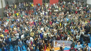 Metroviários de SP demonstram força, mas em votação apertada cancelam greve