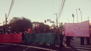 Centenas de trabalhadores e estudantes protestam contra corte de salário na USP