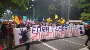 Centenas de pessoas fazem ato contra a PEC 241 na Av. Paulista, em São Paulo
