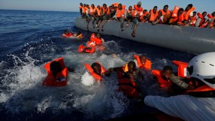 Em um só dia, mais de 2 mil imigrantes são resgatados no Mediterrâneo