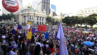 Ato de milhares anti-Bolsonaro acontece no Rio de Janeiro 