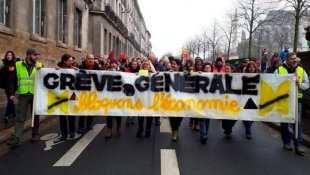 AO VIVO | Trabalhadores, mulheres, coletes amarelos e estudantes paralisam a França em uma contundente greve geral