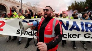 Professores em greve na França: "Queremos ir além de anular a Reforma da Previdência".
