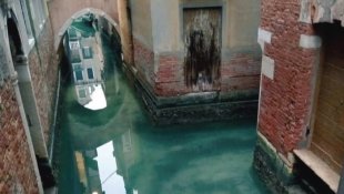 Os canais de Veneza voltaram a ser cristalinos por causa da paralisação do turismo