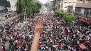 O Governo militar de Mianmar enfrenta o maior protesto contra o golpe