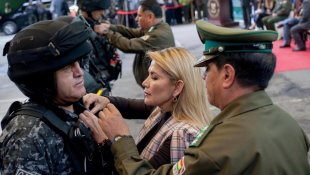 Ministério Público da Bolívia ordena prisão da ex-presidente golpista Jeanine Añez