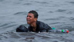 Jovem migrante chega a Ceuta pelo mar, amarrado em garrafas plásticas. Espanha expulsa refugiados