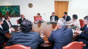 CEOs da Samarco são afastados mas presidente da Vale segue 