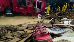 Chega a 100 número de mortes após chuvas e deslizamentos em Pernambuco