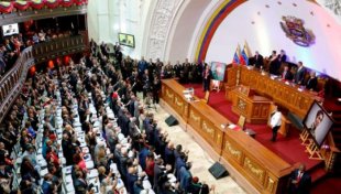 A "Constituinte" das camarilhas governantes da Venezuela estendeu seu funcionamento