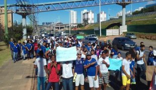 Estudantes de Salvador fazem manifestações em apoio aos funcionários terceirizados da limpeza e da segurança