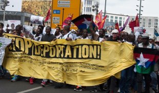 Jovens e refugiados marcham juntos contra as deportações em Berlim