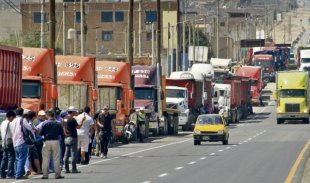 Greve indefinida de transportadores do Peru contra o aumento dos combustíveis