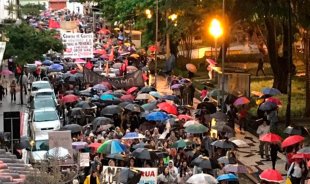 Sob chuva e frio, centenas marcham em Florianópolis e anuncia que é uma só luta contra a reforma e os cortes