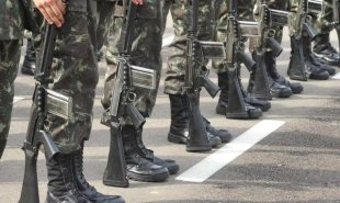 Governo brasileiro aumenta gastos militares enquanto corta direitos dos trabalhadores.