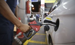 Gasolina atinge o maior valor do século no mês de outubro