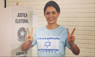 Reacionária, Michelle Bolsonaro vota com camiseta de Israel, Estado que massacra o povo palestino