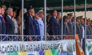 Bolsonaro defende que as Forças Armadas não tenham teto de gastos com repressão e privilégios
