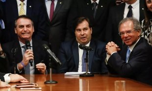 Bolsonaro em coro com Guedes e Maia: "Não dá pra ficar muito tempo mais com esse auxílio"