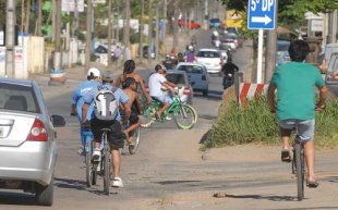 Pezão cria lei para fazer estudantes irem à escola de bicicleta e cortar o passe livre