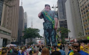Falidos atos pró-Bolsonaro tem boneco de Mourão e discurso de fraude