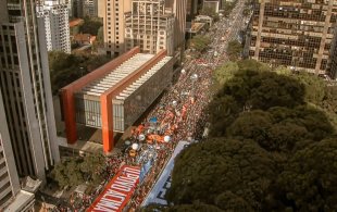 Milhares de manifestantes tomam a Av. Paulista mais uma vez para gritar Fora Bolsonaro