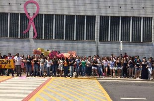 Estudantes da PUCC organizam manifestação contra os cortes no Hospital Celso Pierro