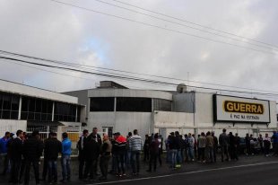 Trabalhadores da empresa Guerra fazem protesto contra atraso de salários