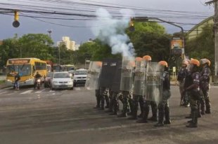 Brigada Militar reprime manifestação de estudantes da UFRGS na Av. Ipiranga