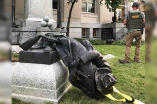 Manifestantes derrubam estátua confederada em repúdio à manifestação fascista nos EUA