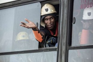 Cerca de 1000 mineiros ficam presos em mina de ouro na África do Sul