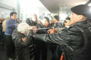 Municipários são reprimidos por guardas de Marchezan na frente da Câmara dos Vereadores